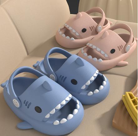 子供 サンダル サメ キッズサンダル 2way 親子お揃い 大人 かわいい フィッシュサンダル 両用 キッズスリッパ 男の子 女の子 ビーチサンダル 魚の形 スリッパ 通気性 海 水遊び シャワーサンダル EVA 室内履き 滑り止め 軽量 プール 個性的 サボサンダル
