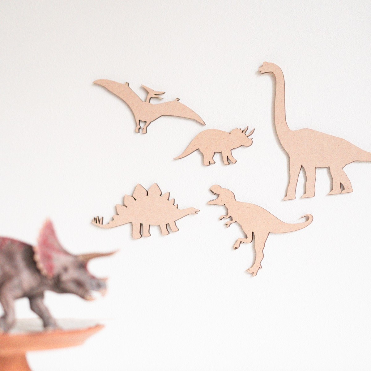 楽天市場 木製 恐竜 レター バナー ガーランド 誕生日 飾り 恐竜 ダイナソー グッズ ベビー キッズ イラスト セット ティラノサウルス T レックス プテラノドン ブラキオサウルス トリケラトプス ステゴサウルス おもちゃ 玩具 1歳 2歳 3歳 遊び 趣味 子供 好き