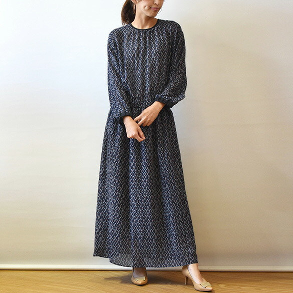 初秋 イリゼ Irise 晩夏 レディース ワンピース 新作 大人 カジュアル 21aw 総柄 長袖 シンプル ロング丈 クラシカル エレガント プリント クルーネック 透け感 コットン 綿 ネイビー 紺 イリゼ Irise 21秋冬レトロな柄のプリントワンピース Ir007 アンプルール