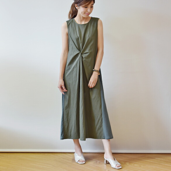 ミモレ丈 新作 デュ ダッカ 21春夏 ノースリーブ ミディ丈 ツイスト De Dacca サマードレス スリーブレス Fi017 レディースファッション 大人 デュ ダッカ フレアー レディース カーキ シンプル おしゃれ De Dacca ウエストのツイスト切替がおしゃれなワンピース