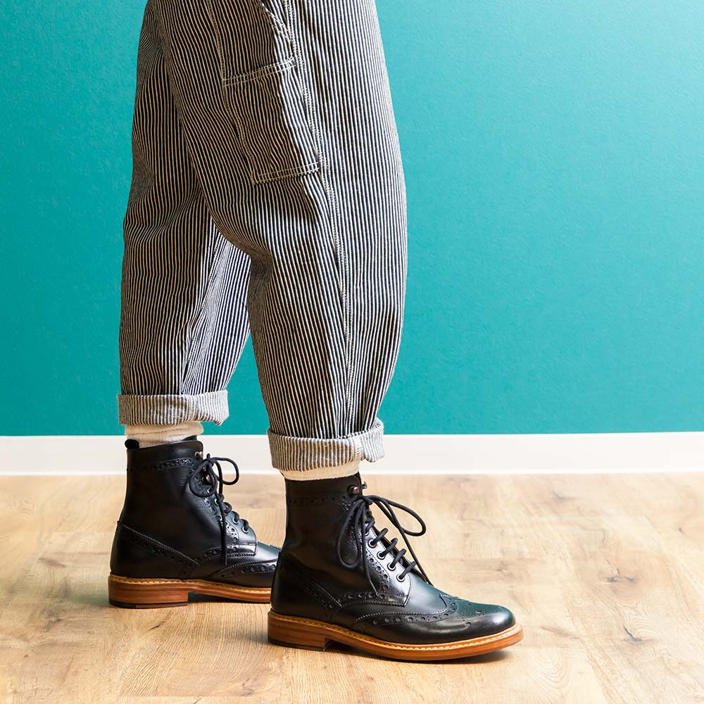 楽天市場 本革 ブローグ カントリーブーツ ウィングチップ ショート ショートブーツ メンズ 靴 紳士靴 紐 レザー グッドイヤーウェルト製法 黒 カジュアル シューズ ドレス フルブローグ カントリー カントリーシューズ ロンドンシューメイク London Shoe Make 送料