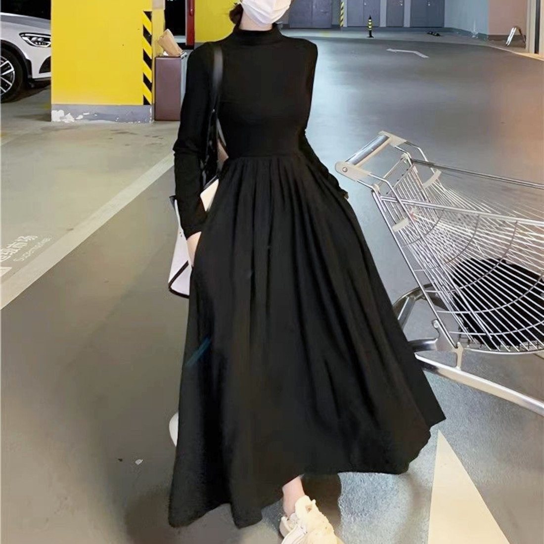 1枚でさらっとおしゃれに着こなせるハイネックフレアワンピース ワンピース ロング丈 ハイネック フレア ハイウエスト 上品 冬