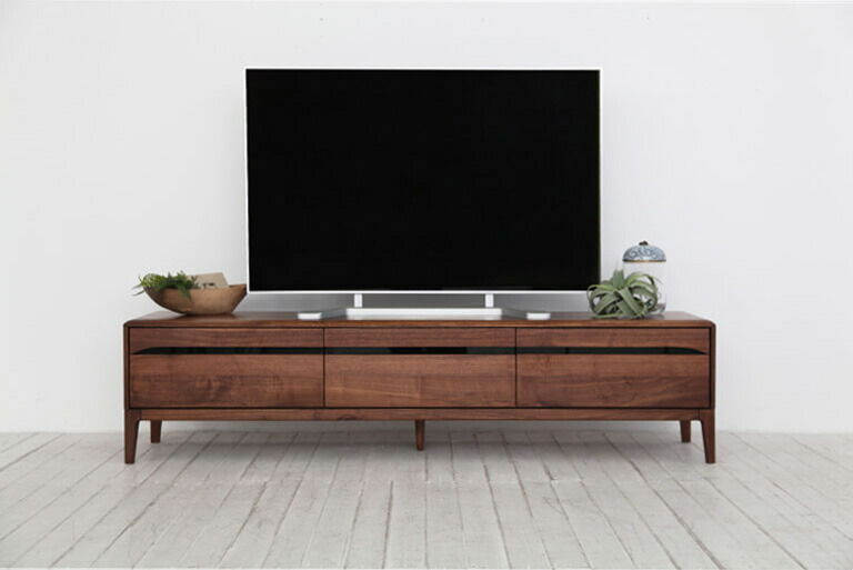 テレビボード[ストリーム/Ｗ1500/ウォールナット上質な風合いと美しい木目が人気のウォールナット材を使ったテレビボード。天然植物性オイルで仕上げた落ち着いた素材感と、丸く角の取れた優しいデザインが素敵。｜ベッド専門店ハウスアンドオブジェ