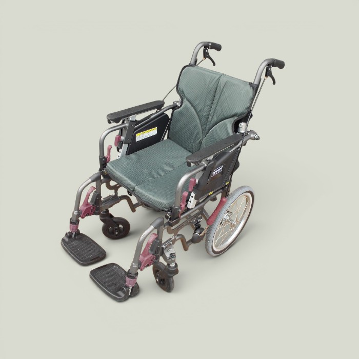 【中古】 貨物輸送無料  ワケアリ カワムラサイクル しり押し式車いす KMD-C16-40 ts－26-0527-10