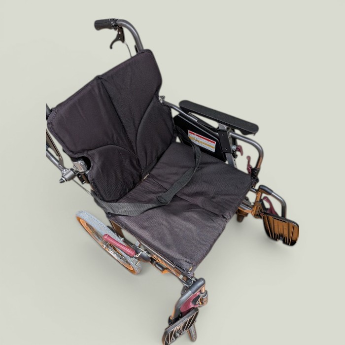 【中古】 ワケアリ 貨物輸送無料 カワムラサイクル しり押し式車いす KMD-ｃ16-45  粁-26-0428-18
