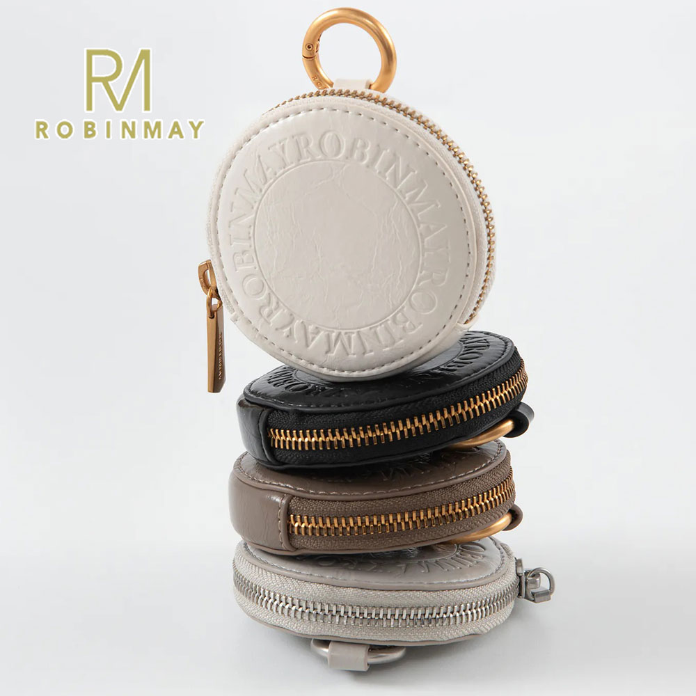 保証付 返品OK 正規品 ROBINMAY ロビンメイ L142 Defula コインケース RM 高品質ビーガンレザー 人気 30代 40代 台湾 通勤通学 大人可愛い 本格お洒落 ヴィンテージ クラシカル サークルポーチ ロゴ型押し キーホルダー 小銭入れ ミニ財布 ラウンド型コインケース｜ANGELINA - アンジェリーナ