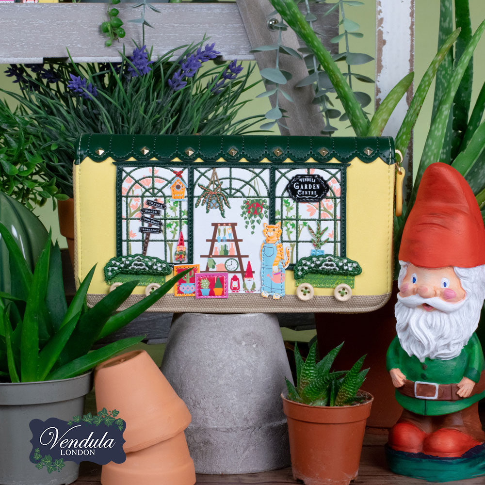新ブランド 数量限定 Vendula London ベンデューラ ロンドン Vendula Garden Centre Large Ziparound Wallet レディース ガーデン イエロー 猫 春夏秋冬 ビーガン 英国雑貨 30代 40代 20代 公式 オフィス クラシカル レトロ カレッジ ラウンドファスナー 長財布|ANGELINA - アンジェリーナ