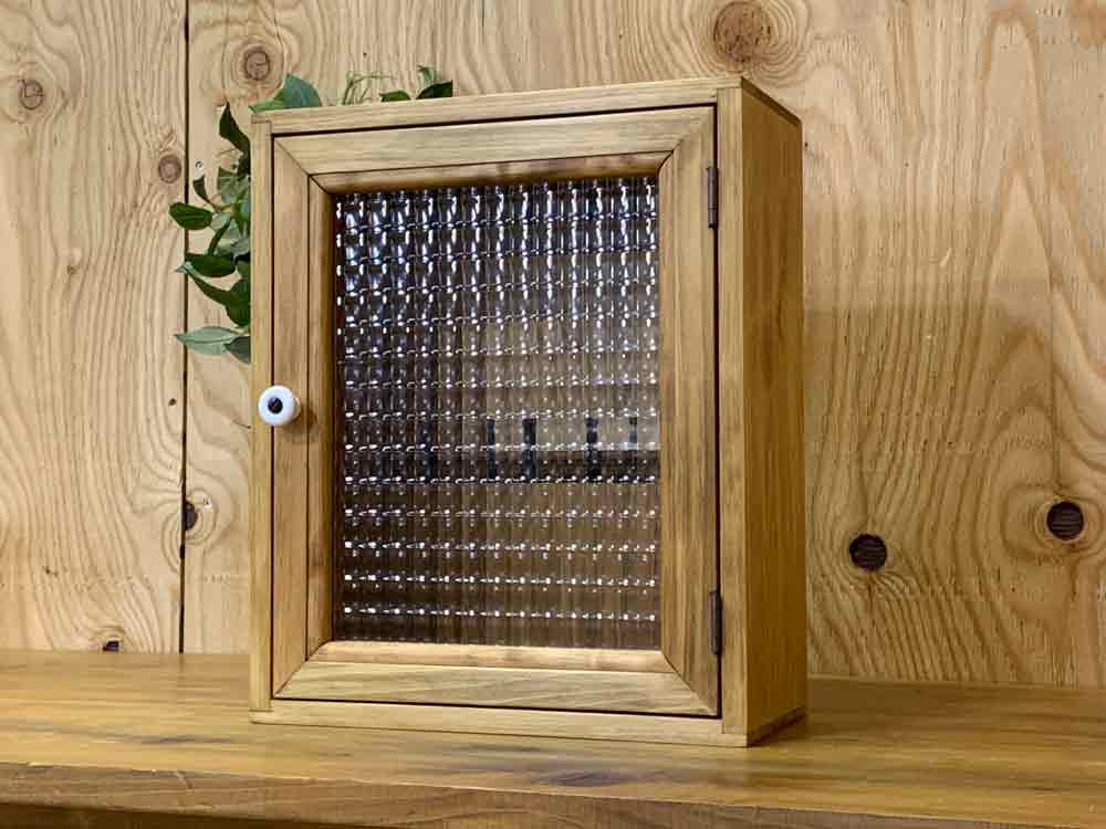 ひのき キーボックス 玄関 収納用品 キーbox 25 12 5 30cm キーボックス エンジェルズ ひのき アンティークブラウン 鍵収納 オーダーメイド ハンドメイド ダスト 鍵 キーフック チェッカーガラス扉 木製 キーケース キーボックス 収納 おしゃれ インダストリアル