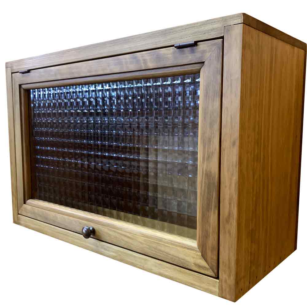 キャビネット チェッカーガラス 横型 45&times;19&times;29cm アンティークブラウン フラップアップ 吊戸棚 真鍮つまみ 背板あり 木製 ひのき ハンドメイド オーダーメイド｜エンジェルズ　ダスト