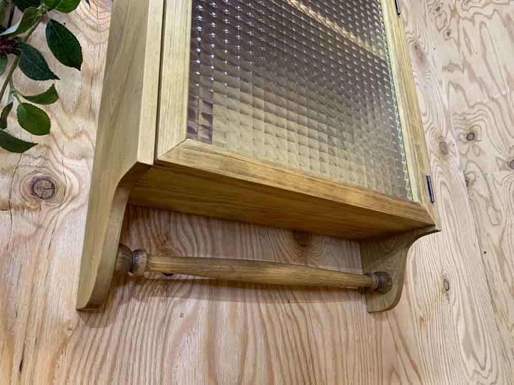 ハンガーつき 二段棚 スパイスラック キャビネット 片開き扉 チェッカーガラス 飾り棚 キャビネット 手作り アンティークブラウン チェッカーガラス インテリア 寝具 収納 タオルバー付き 壁掛け ディスプレイラック ハンドメイド キャビネット 47 14 55cm 木製