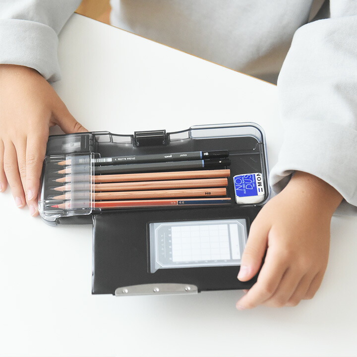 這款鉛筆盒能防止你忘記削鉛筆。這款簡約的鉛筆盒非常適合小學生，是任何學校的理想選擇。另有聲波自動鉛筆可供選擇。