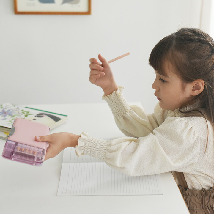 這款鉛筆盒能防止你忘記削鉛筆。這款簡約的鉛筆盒非常適合小學生，是任何學校的理想選擇。另有聲波自動鉛筆可供選擇。