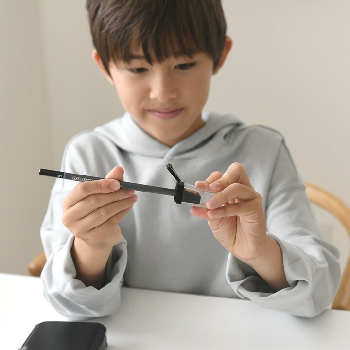 這款鉛筆盒能防止你忘記削鉛筆。這款簡約的鉛筆盒非常適合小學生，是任何學校的理想選擇。另有聲波自動鉛筆可供選擇。