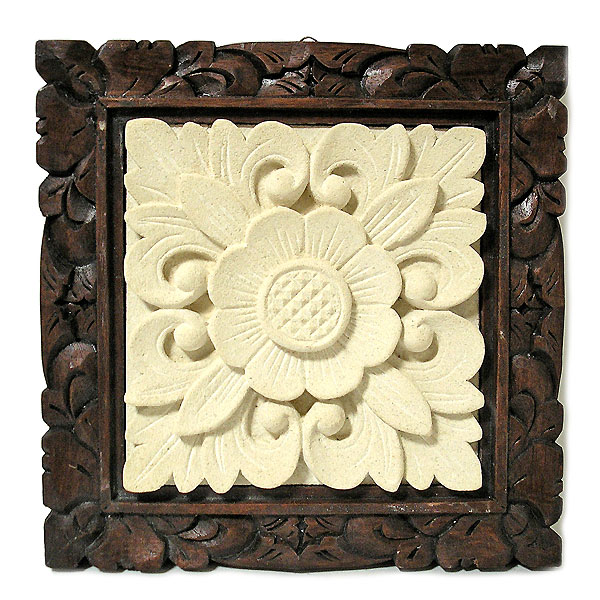 砂岩のレリーフ お花　浮彫 [20ｘ20ｘ3.5cm] 木彫りの額入り　留め金具付き アジアン 雑貨 バリ 雑貨 タイ 雑貨 アジアン インテリア