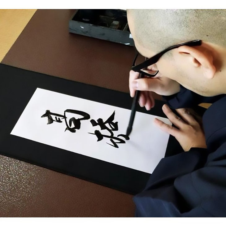 大安禅寺和尚の真筆 表札 日本遺産 笏谷石 長方形(20×10cm) ローストブラウン(笏谷石を800℃で焼成した色合い) 文字色:ダークブラウン|ANiSIE