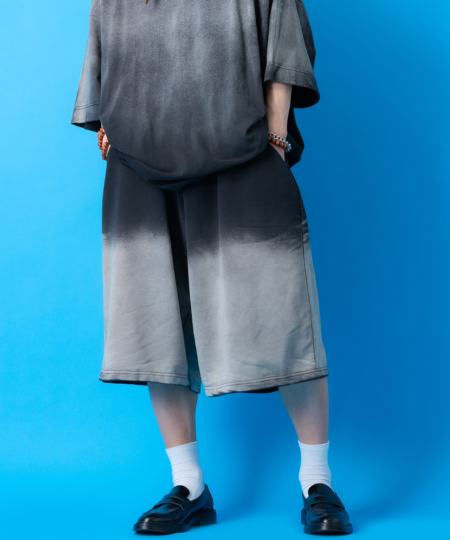 a.p.o.v. グラデーションケミカルピグメントスウェットワイドハーフパンツ / メンズ レディース ユニセックス ショートパンツ オーバーサイズ ヴィンテージライク イージー