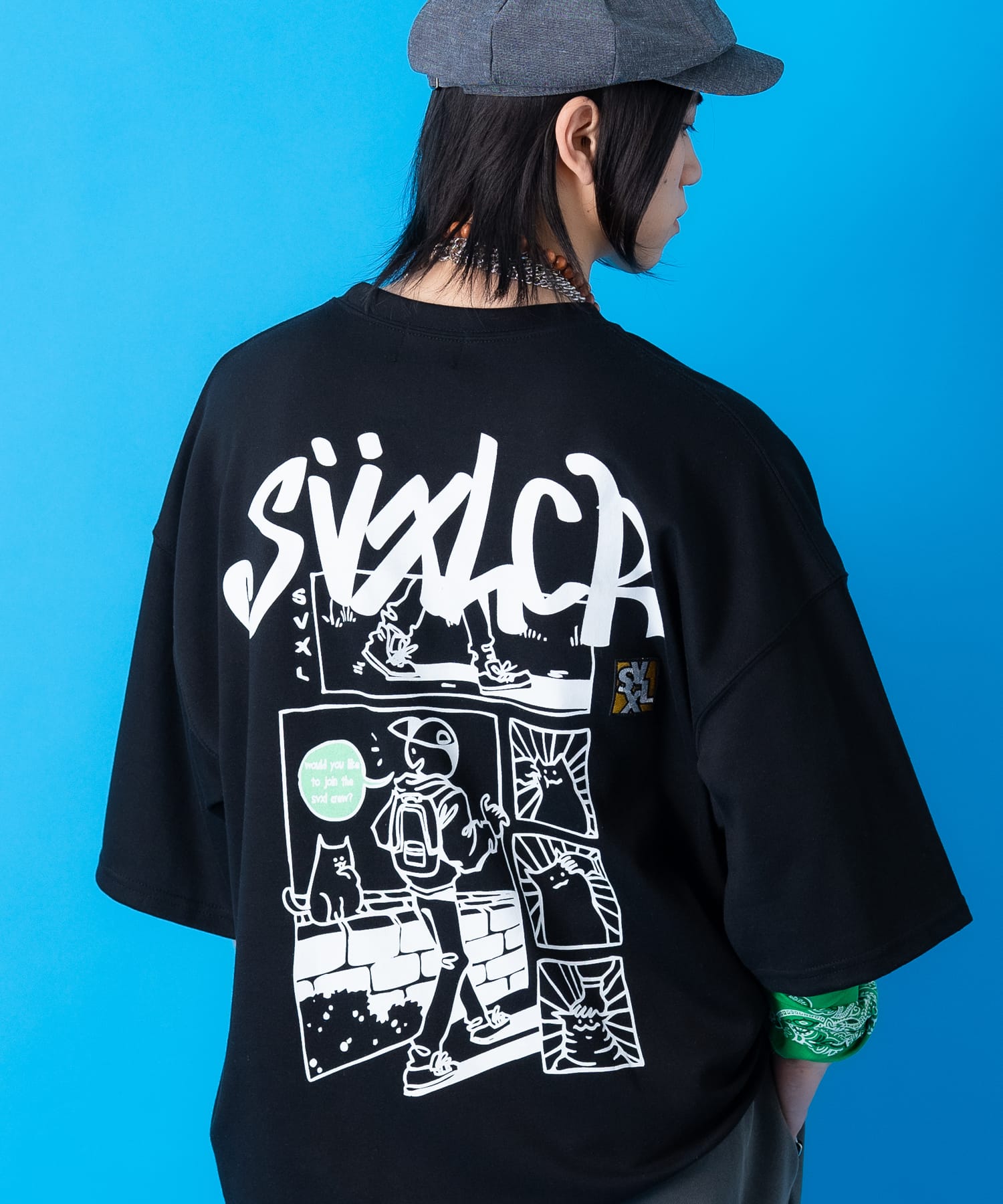 a.p.o.v. バックカートゥーン＆タギングロゴビッグプリントオーバーサイズTシャツ / 半袖 カットソー メンズ レディース ユニセックス 漫画風