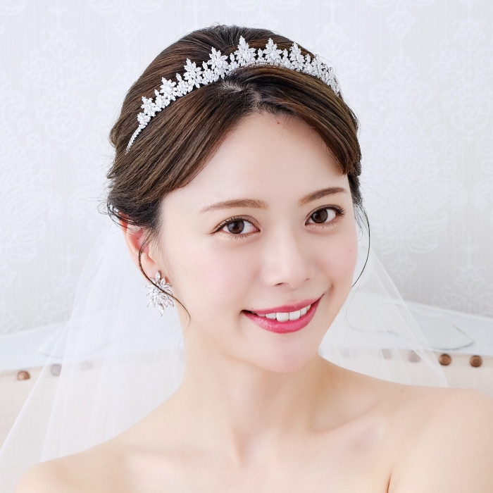 楽天市場】【低めの幅広デザインティアラでトレンド顔に】 結婚式