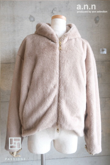 【30％OFF SALE】 パシオーネ(PASSIONE) エコファーフード付き ジャケット(ベージュ) 【2025 AUTUMN WINTER COLLECTION】 送料無料