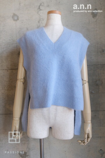 【30%OFF SALE】 パシオーネ(PASSIONE) フォックス カシミヤVネックベスト(ブルー) 【2025 AUTUMN WINTER COLLECTION】 送料無料