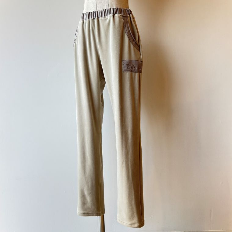 【40％OFF SALE】 アルベロベロ(Alberobello)オレボレブラ ぶたさん刺繍入り 起毛パンツ（ベージュ） 【2025 WINTER COLLECTION】 送料無料