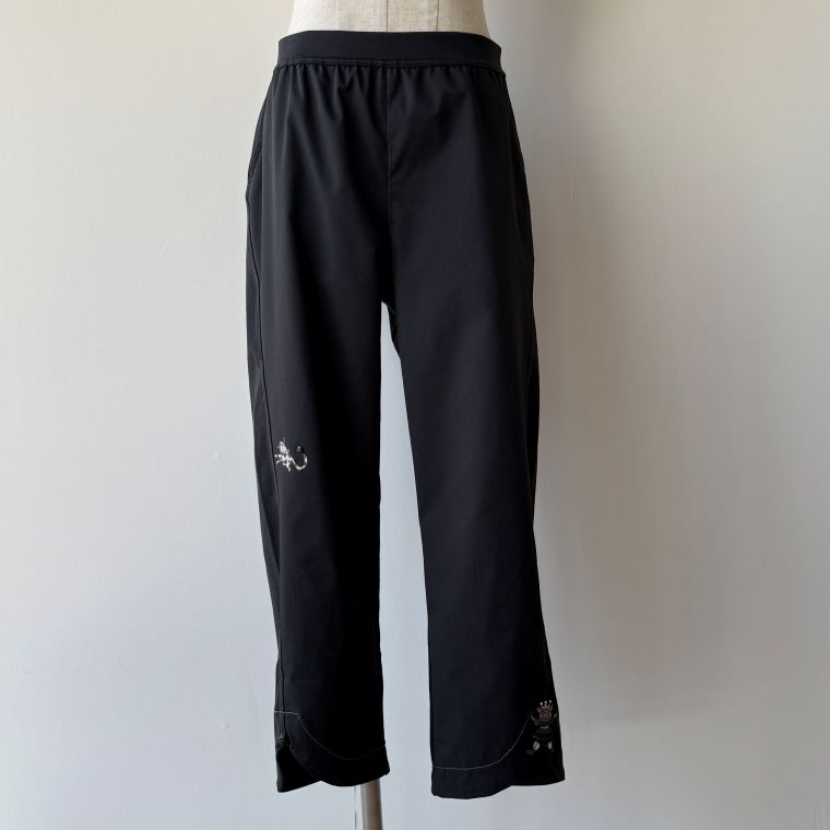 アルベロベロ(Alberobello)オレボレブラ ぶたさん刺繍入り ストレッチ クロップドパンツ（クロ） 【2026 SPRING COLLECTION】 送料無料