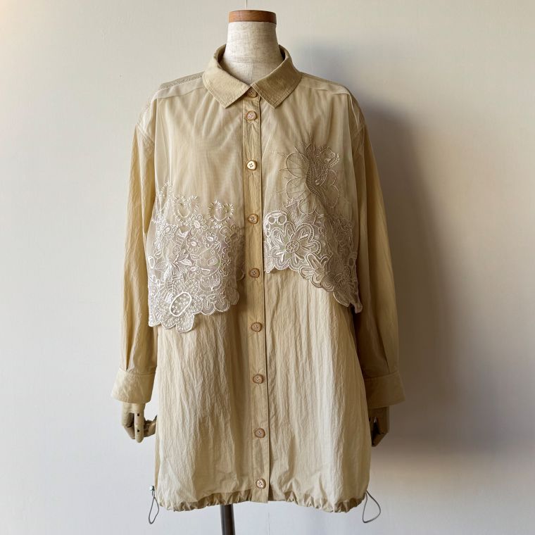 【30％OFF SALE】アルベロベロ(Alberobello)オレボレブラぶたさん刺繍入りチュール＆ナイロンタフタ シャツチュニック（ベージュ）【2026 SPRING COLLECTION】送料無料｜Ann selection