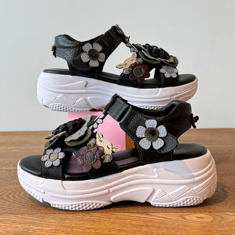 アルベロベロ(Alberobello)オレボレブラ ぶたさんレザーモチーフ付き レザーサンダル（クロ） 【2026 SUMMER COLLECTION】 送料無料