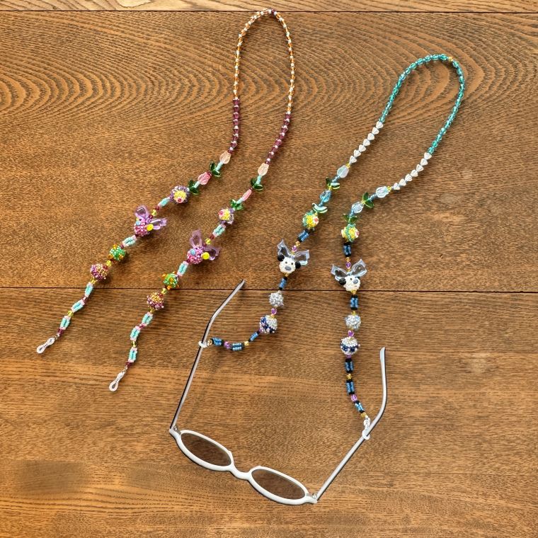 アルベロベロ(Alberobello)オレボレブラ ぶたさんビーズモチーフ付き メガネホルダー 【2026 SUMMER COLLECTION】 送料無料