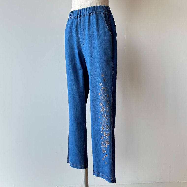 【30％OFF SALE】アルベロベロ(Alberobello)オレボレブラぶたさん刺繍入り ストレッチデニムパンツ（ブルー）【2026 SPRING COLLECTION】送料無料｜Ann selection 18,295円