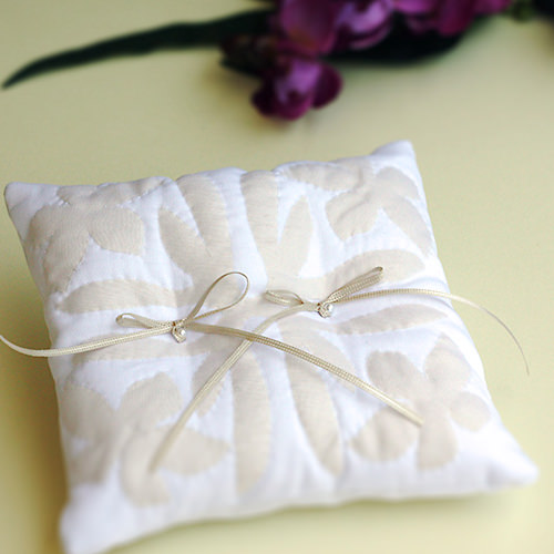 ハワイアンキルトの指環ピロー 終業物 プルメリア オフホワイト Daemlu Cl