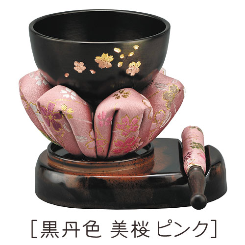 こだち りん台書き割り りんね〔凛音〕2.5寸\u003cBR\u003e桜彫〔さくら色〕\u003cBR\u003e黒赤いこと 美桜\u003cBR\u003eりん・りん棒・りん台\u003cBR\u003e【さくら】【櫻】【日本製】【りん書き割り】【りん】【りん台】【りん布団】【りん棒】【仏具】【ミニ仏壇】【鳴り物】【パウダーコンパクト】【貨物輸送無料】
