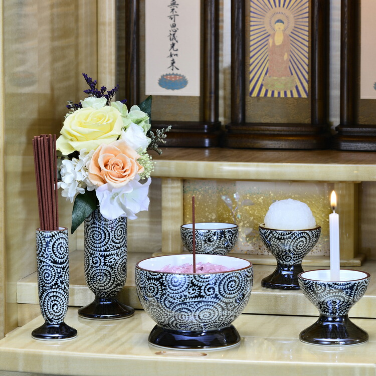 モダン仏具 浪漫 6点セット 有田焼「たこ唐草」 【五具足+線香立て】【有田焼】【六種供養】【香華灯明】【日本製】【仏具】【花立】【香炉】【灯立】【仏飯器】【茶湯器】【ミニ仏壇】【仏具セット】【送料無料】