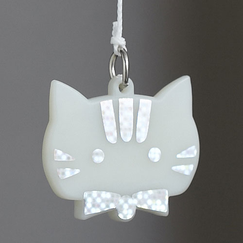 楽天市場】ねながらひっぱりコード猫「たっち」蓄光材使用・長さ調整