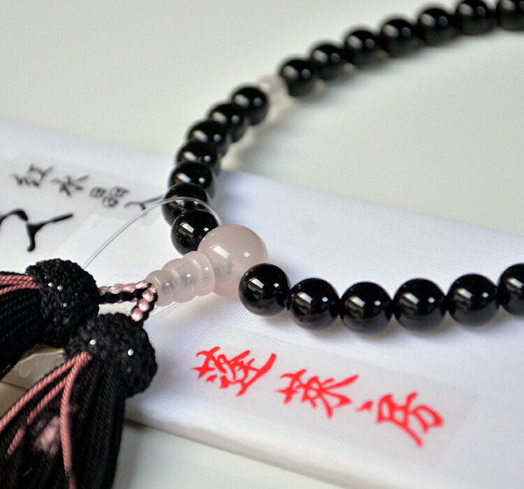 【当日発送可能】【特典付】【ジャスト1万円】<br>女性用略式念珠 ブラックオニキス7ｍｍ/共仕立<br>正絹蓬莱房・桐箱<br>選べる二重ちりめん念珠入れ付き<br>【パワーストーン】【法要】【墓参】【お葬式】【お墓参り】【お盆】【お彼岸】【冠婚葬祭】【送料無料】