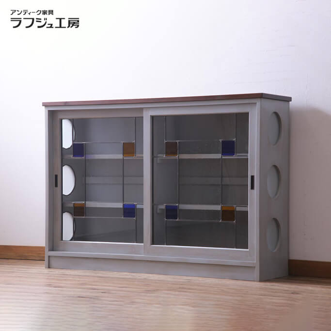 戸棚 古建具リメイク ステンドグラス入り ヒノキ材 収納棚 サイドボード レトロ ヴィンテージ ナチュラル フレンチ ペイント リビング 収納 店舗 アイボリー グレー ラフジュ工房 送料無料 r-033736｜ラフジュ工房 店