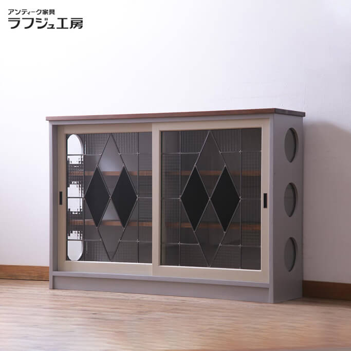 押し入れ 古建具リメイク ステンドグラス入り口・入口 ヒノキ材 納める棚 片方ゲーム盤 レトロ ヴィンテージ 自然的 フレンチ 絵の具 リビング 納める バス発着場 薄墨色 象牙色 ラフジュ制作室 貨物輸送無料 r-033749