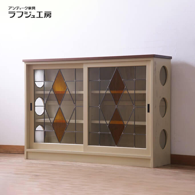 押し入れ 古建具リメイク ステンドグラス入り口・入口 ヒノキ材 納める棚 片方ゲーム盤 レトロ ヴィンテージ フレンチ シャビーシック 絵の具 御厨子所 リビング バス発着場 白いこと ベージュ ラフジュ制作室 貨物輸送無料 r-033778