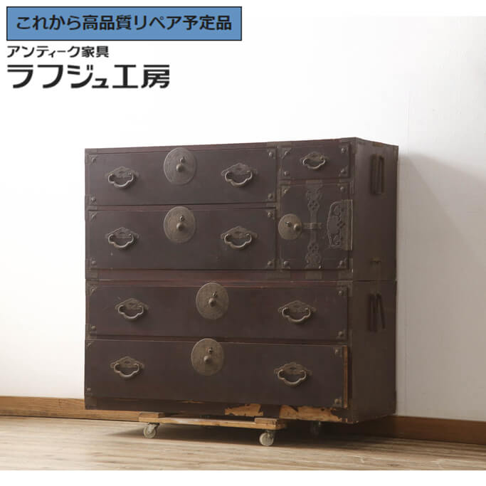 ★事前問合せ至要たる★ 和製アンティーク 昭和すべり出し 米沢洋服箪笥 向こう正面栗材 漆ペンキ塗り 丸金具 重ね洋服箪笥 抽き出し 現代世界洋服箪笥 納めるタンス 御召しものたんす 和風 和今めかしい 納める 和室 寝部屋 バス発着場 喫茶店 ラフジュ仕事場 貨物輸送無料 r-066114