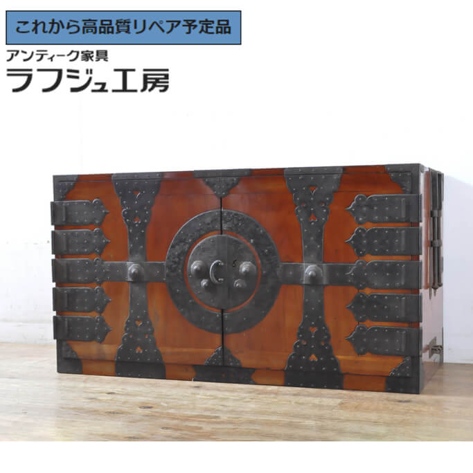 ★事前問合せ至要たる★ 和製アンティーク 明治期 観音開き現代世界洋服箪笥 傍えゲーム盤 向こう正面欅材 ケヤキ材 漆ペンキ塗り 観音洋服箪笥 納めるたんす ローチェスト サイドチェスト 和風 和今めかしい 民芸調度品 リビング 納める 和室 寝部屋 バス発着場 ラフジュ仕事場 貨物輸送無料 r-065169