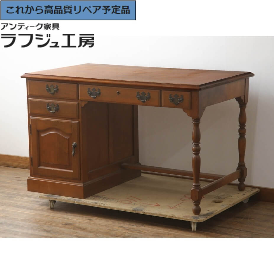 【中古】 ★事前問合せ至要たる★ 事務机 横浜古典派音楽調度品 ダニエル Daniel 細工物事務机 片袖机 机 在宅細工物 在宅用 カントリー 古典的 雅びやか リビング 書屋 ラフジュ細工所 貨物輸送無料 r-073411