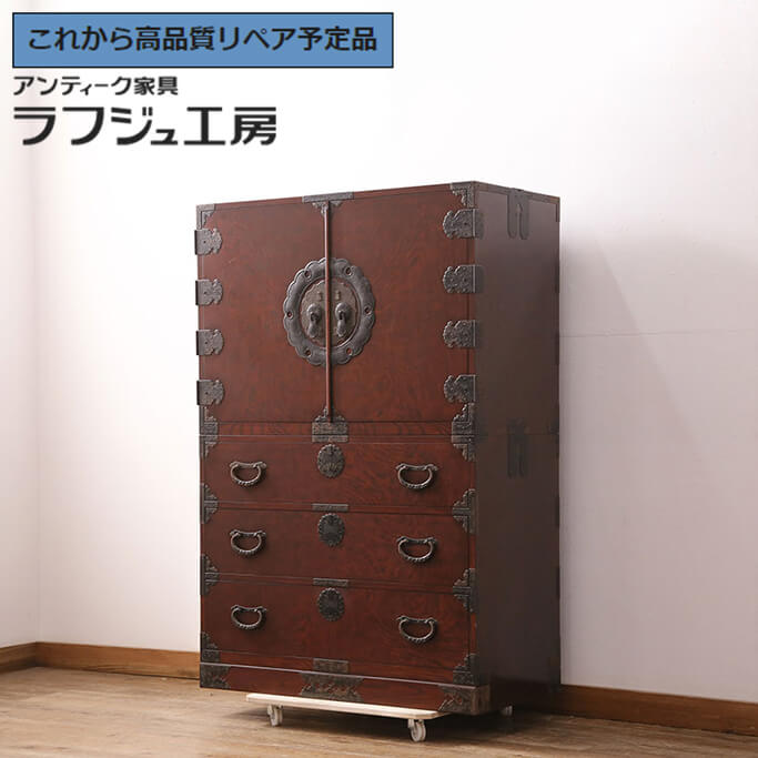 ★事前問合せ至要たる★ 和製ビンテージ 仙台洋服箪笥 熊野洞 欅材 ケヤキ材 玉杢 板目呂ペンキ塗り 漆ペンキ塗り 御召しもの盆付き添い人 御召しもの洋服箪笥 納める洋服箪笥 御召しもの洋服箪笥 ヴィンテージ 和風 和今めかしい 民芸調度品 納める 和室 バス発着場 ラフジュ細工場 貨物輸送無料 r-050093