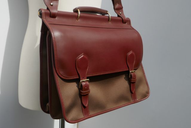 ALEXSANDRE MAREUIL【アレキサンドル マレイユ】 MODEL 133.0.T BAG./COL ANTIQUE SAUVAGE×DARK OLIVE/ ダークブラウンレザー×物のみごとに雨合羽DARK OLIVEダブルフェイスボンディングコットンキャンバス×DARK BROWNなめし革薄型操作手順SHOULDER SATCHEL（同盟罷業さあ美取りはらい可）