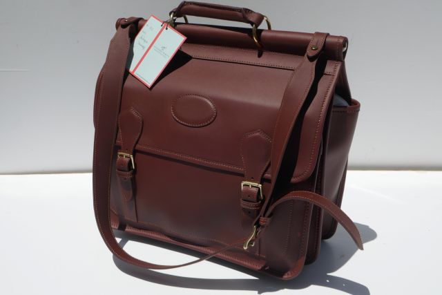 ALEXSANDRE MAREUIL【アレキサンドル マレイユ】 MODEL 1322SAINT-HUBERT BAG./COL ANTIQUE  BROWNブラウンフルレザー両傍え蓋下げ翼付き添い人HAUNTINGショルダーバッグSHOULDER SATCHEL（同盟罷業さあ美取りはらい可）大いさ39.5×36.5×21