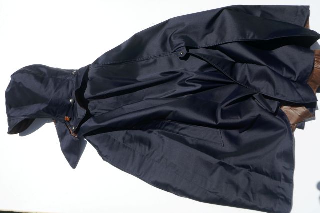 特別ひな形MAGLIA FRANCESCO【マリアフランチェスコ】 MODEL TAILORAIN RAINCAPE150 /マリアフランチェスコ打ち立てる150周年ひな形表地NAVY×裏地BROWN完膚なきまで雨合羽ボンネット取りはずし能力のある傘用出どころレインポンチョ(背インバーテッド＆隙間式リストバンド＆レッグストラップ付）容れもの入