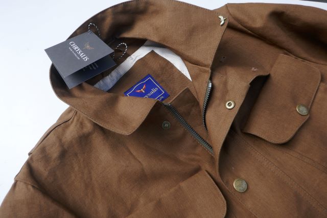 CHRYSALIS【クリサリス】MODEL HUDSON JACKET /COL DARK TAN/ ヘビーBRISBANE MOSS LINEN地4POCKETレンガ色フィールドジャケットLOGO BRASSボタン&CHRYSALIS青ラベル仕様(ドローストリングス付)|アントニオ洋服店