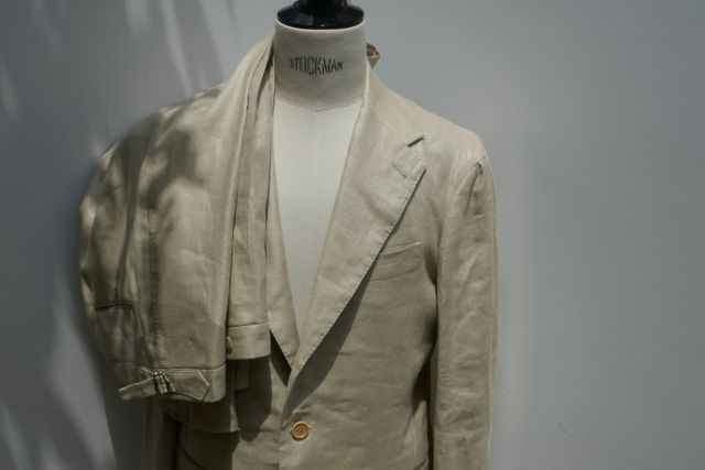 SARTORIA VESTRUCCI(STEFANO BERMER曳き船）【サルトリアヴェストルッチ】MODEL CLASSIC  SUITS( Unstructured)  / DEADDTOCK伊LARUSMIANI 砂子ベージュ320gram綿麻混シングル3B上衣×ベルトレスノープリーツ上下ハーフハンドメイドスーツ(旅行バッグ付）