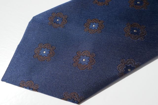 FINOLLO【フィノッロ】MODEL   GNH CRAVATTE / NAVY地赤銅色×しろがね色花柄タイ大剣幅9.0浪花節的の幅(専用入れもの付）