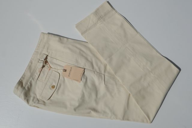 FORTELA【フォルテラ】 MODEL OKLAHOMA R185T SIDE BELT TROUSERS/COL OFF WHITE/　サイドアジャスター付ベルトレスワンプリーツ高密度コットンサテン生成りWORK PANTS（HERRINBONE綿スレーキ）｜アントニオ洋服店