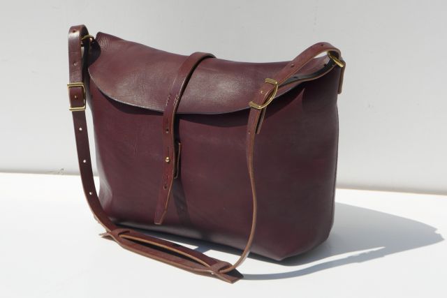 JUMPING MOUSE GOODS【ジャンピングマウスグッズ】MODEL THE MAIL BAG MEDIUM / COL AUSTRALIAN NUTブラウン/英老舗J&F.J BAKER社オークバーク鞣しレザーBROWNハンドメイドメッセンジャーバッグ(専用ケース付き)36×30×15センチ|アントニオ洋服店